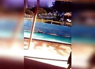 Faire un plongeon dans une piscine en sautant par-dessus une barrière (FAIL)