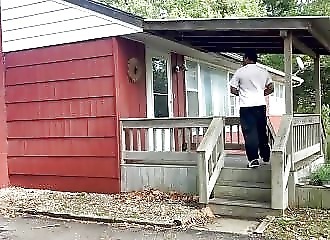 Kansas : en plein emménagement, la police le confond à un voleur et le menotte