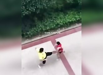 Il cherche la bagarre et récolte une sévère correction
