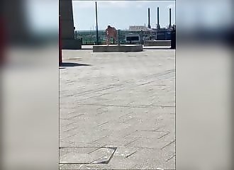 Victime de bouffées délirantes aiguës, un drogué s'exhibe à poil dans la rue