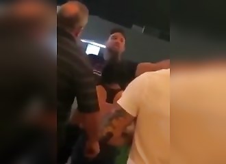 Un combattant de MMA agresse plusieurs personnes, profère des insultes racistes et met K.O un homme âgé (Texas)