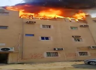 Au moment où les pompiers arrivent, un réservoir d’eau explose et stoppe partiellement un incendie