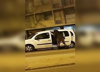 Accusée de vol, une prostituée transsexuelle se fait tabasser dans les rues de Marseille