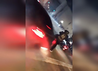 Les choses déraillent lorsqu'un drifteur percute un biker