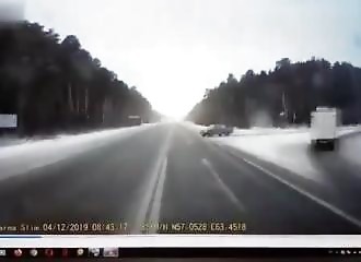 Un automobiliste imprudent et sa femme se font par un camion (Russie)