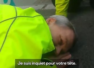 Il colle sa tête avec de la glue sur la route pour protester, et le regrette ... 