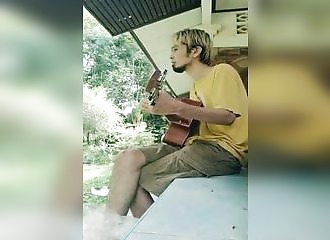 Un chat s’incruste dans une vidéo pendant que son maître joue à la guitare
