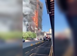Une tour de 20 étages en feu en Italie 