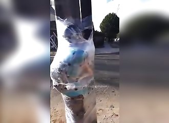 Un voleur se fait saucissonner contre un poteau électrique