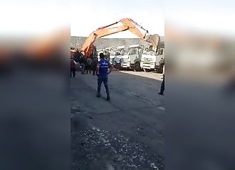 Un mineur détruit 5 camions avec une pelleteuse pour ne pas avoir été payé !