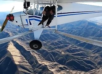 Il saute d'un avion et le crashe pour répandre les cendres d'un ami