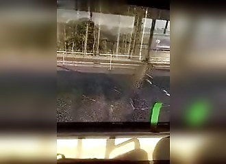 Russie : probablement ivre, un homme saccage un bus à coups de pierre