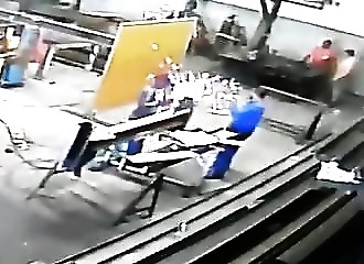 Sa tête prend feu et il ne s'en rend même pas compte !