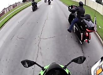 Cet automobiliste refuse de laisser un cortège de motards défilé et adopte un comportement dangereux