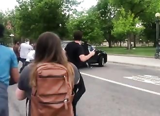 Un manifestant se fait rouler dessus par un automobiliste en colère (Colorado)