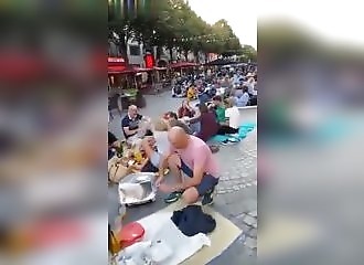 Paris, France : Impossible de manger dans les restaurants ? Mangeons juste à coté !