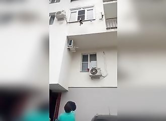 Un russe sauve un chat qui tombe du deuxième étage