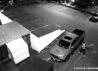 Un homme tente désespérément de saccager un pick-up