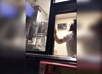 L’employé d’un McDonald's pète une durite et perd certainement son job…