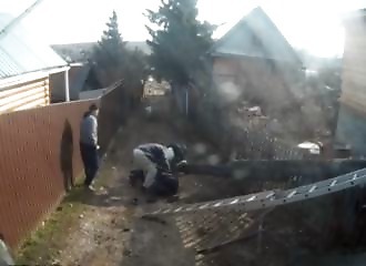 Une femme âgée se fait mettre K.O. par un homme tombé d’une échelle