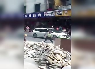 Chine : un policier se fait assommer en se prenant une grosse brique en pleine tête