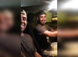 Il se font voler un téléphone par un homme à moto et tente de le poursuivre