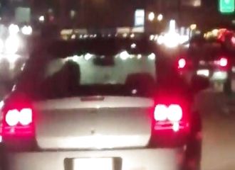 Mais pourquoi cette voiture de police zigzague-t-elle sur la route ?