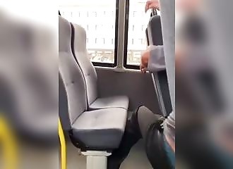 Il aime tellement la cigarette qu’il ne peut s’empêcher de fumer dans un bus