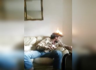 Il meut le feu aux cheveux de son pote ivre