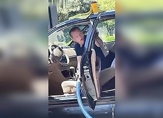 La drogue c’est mal : quand un junkie se rend au lavage auto !