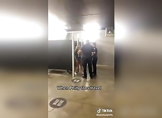 Surpris en train de copuler aux toilettes, il se fait arrêter par la police !