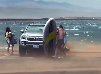 Va t'il réussir à retenir son paddle face au vent ?!