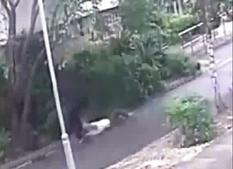 Un voyou s’en prend à une femme de 92 ans et il lui arrache son sac (Angleterre)
