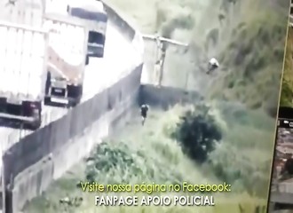 C’est étrange que ce policier ne soit pas en train de courir pour rattraper ce suspect…