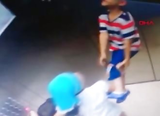 Turquie : un enfant avec une corde autour du cou manque de se faire pendre dans un ascenseur