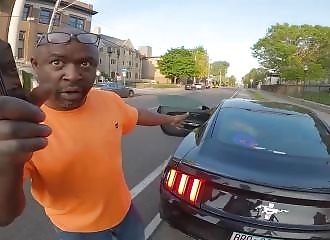 Ce cycliste passe très près de la correction !