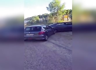 Utiliser le frein à main de sa voiture alors qu’on roule trop vite