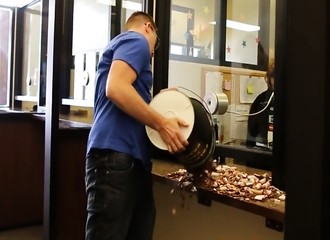 Il débarque avec 22.200 pièces pour payer sa contravention (USA)
