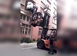 Séquences rigolote avec des manutentionnaires trop optimistes