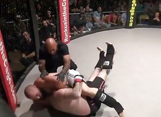Moqué parce qu'il se chie dessus lors d'un combat (littéralement)