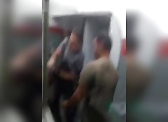 Un policier brésilien casse le bras d’un homme qui refuse de retourner dans sa cellule