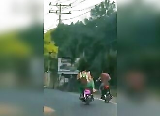 Elle veut faire tomber une scootériste lors d'un roadrage, le karma s'en mêle