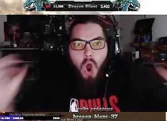 Ce streamer en colère pète un plomb et atomise ses abonnés