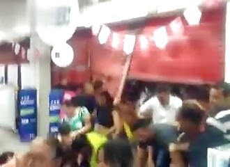 Black Friday au Brésil : des clients se bousculent à l’ouverture d’un magasin