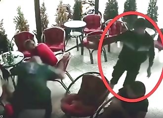 Un tueur se fait chasser d'un restaurant, il revient avec une grenade !