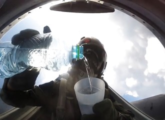 Ce pilote de chasse réalise une belle performance en buvant un verre d’eau la tête en bas
