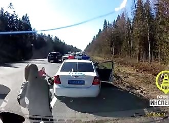 Russie : au beau milieu d’un contrôle, un policier se fait faucher par un SUV