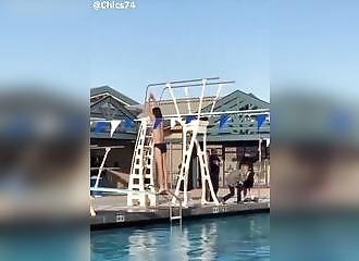 Un homme réalise le plus beau plongeon du monde !