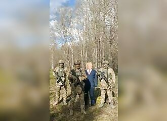 Des soldats ukrainiens brûlent une effigie de Donald Trump