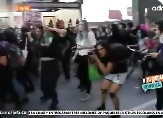 En plein direct, un manifestant met K.O. un journaliste